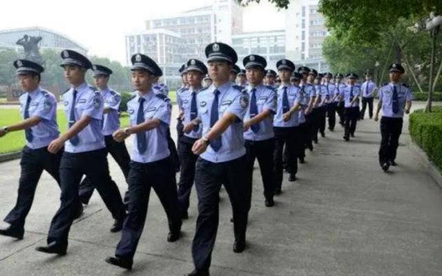 为什么宁考警校不考军校(为什么考警校越来越少)