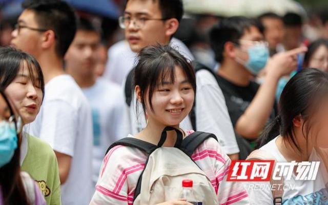 高考不能穿什么衣服去迎接(高考学生穿什么颜色衣服)