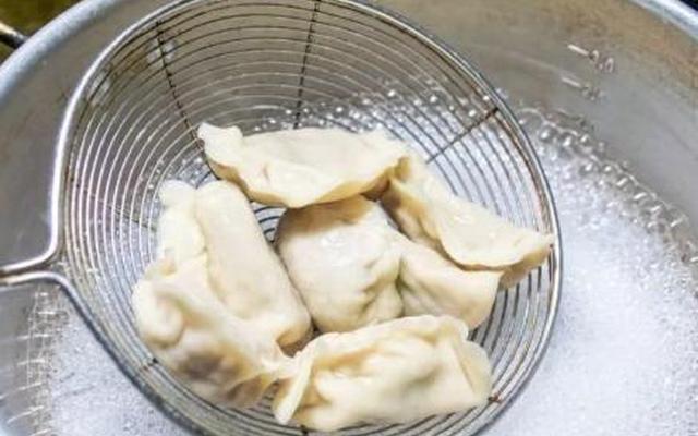 冻水饺冷水下锅蒸多久_煮冻水饺是冷水下锅还是热水下锅