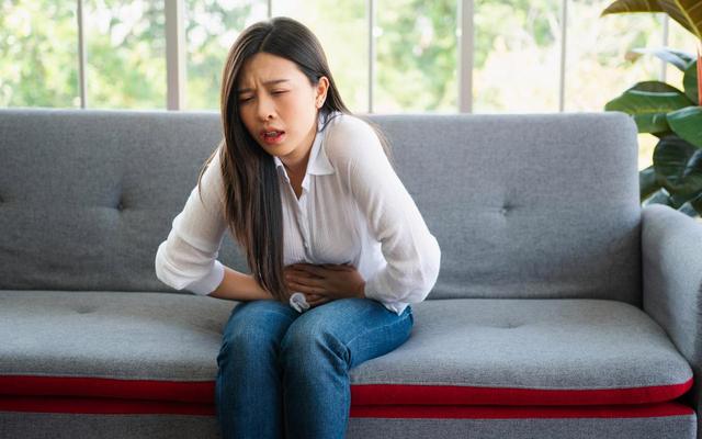 女孩子肚子疼怎么哄她开心(女朋友肚子痛怎么哄她开心)