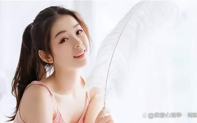 女生喜欢我但是不主动聊天(喜欢的女生从不主动找我聊天)