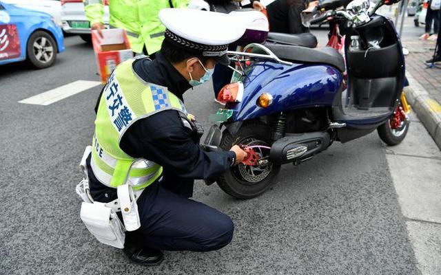 新买的电动车爬坡没劲解决方法(新买的电动车上坡没劲是怎么回事)