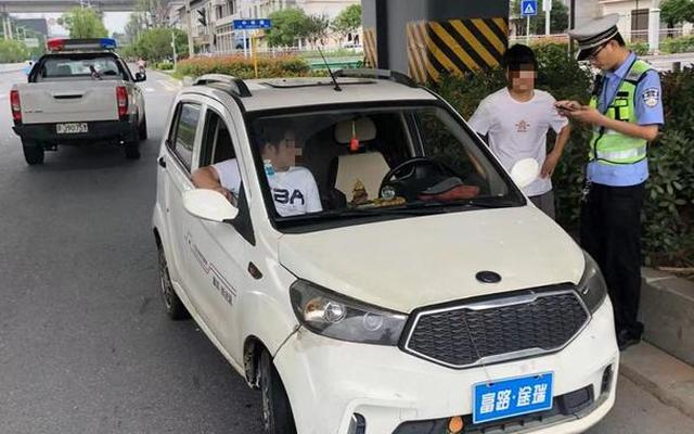 国家允许上路的老年代步车